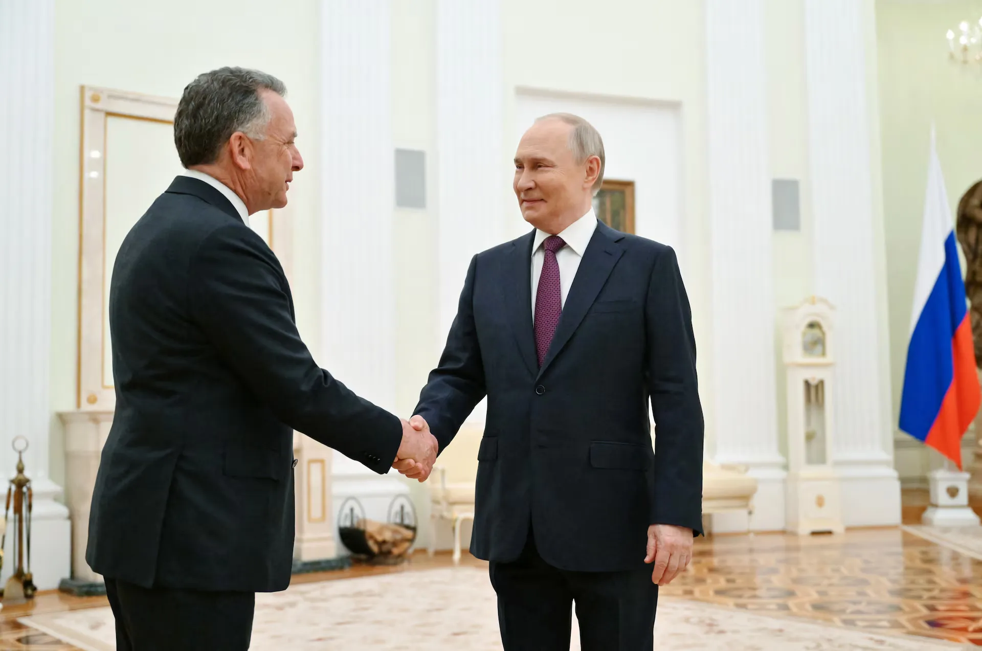 Президент Росії Володимир Путін вітає представника президента США Дональда Трампа Стіва Віткоффа під час зустрічі в Москві, Росія, 25 квітня 2025 року